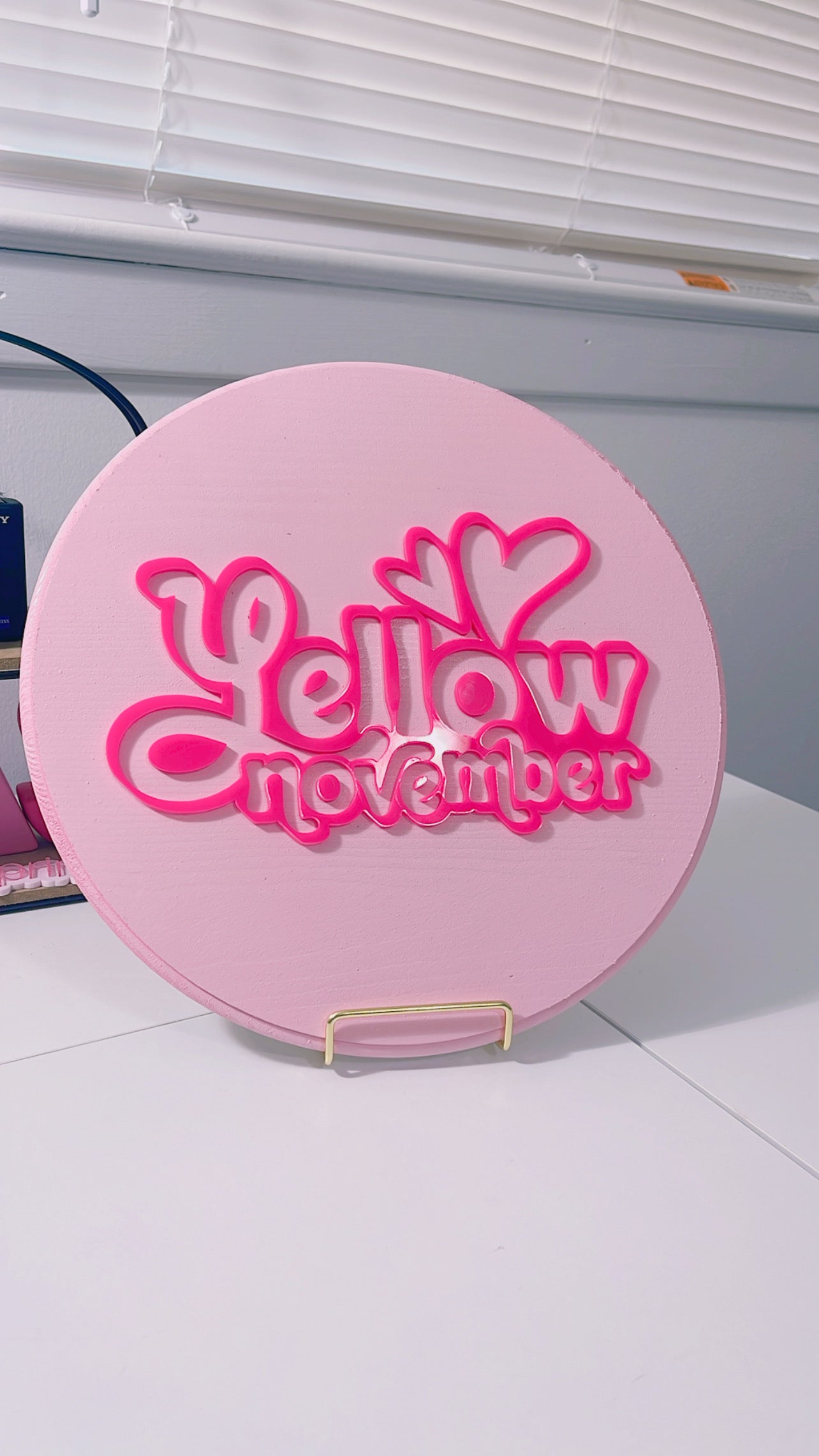 Cuadro con logo 10.5”